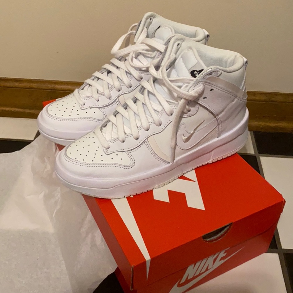Women’s dunk high up